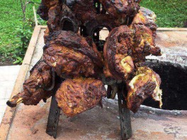 维吾尔族家庭式传统馕坑肉